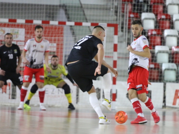 W sobotni wieczór KS Gniezno we własnej hali przy ul. Sportowej 3 rozegrął mecz z Futsal...