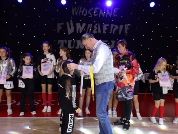 W sobotę parkiet w naszej hali zmienił swoje oblicze... mnóstwo tancerzy zarówno tych małych...